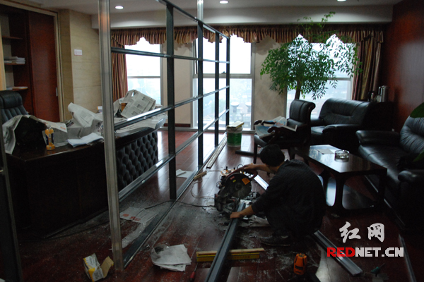 (湖南省工商联某副主席的办公室正在进行重新改造.