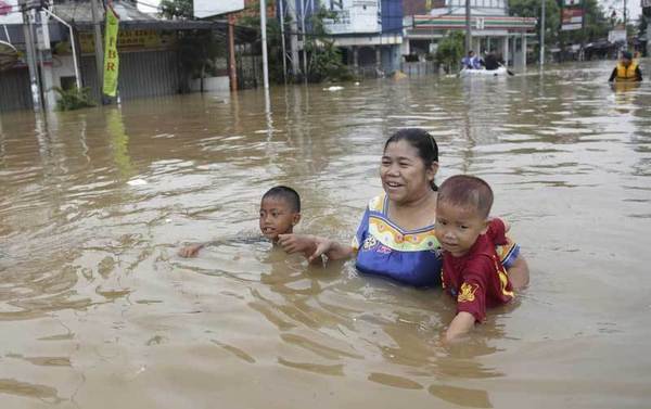 印尼首都被洪水淹没 民众纷纷涉水出逃|雅加达