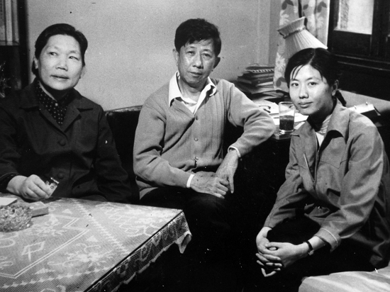 　　1980年代茹志鹃（左）、王啸平（中）、王安忆（右）的合影。
