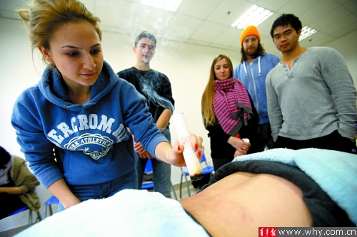 上海中医药大学留学生最多 洋学生迷恋中国医