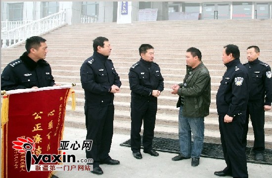 货车底盘将被撞者挂离现场高清图片
