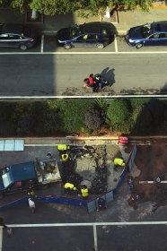 1月18日，天心区赤黄路，市政维护工人正在清理路面，并对塌陷路面进行修复。图/记者陈勇