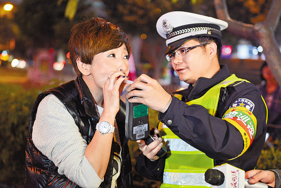<em>靓女醉驾</em>路虎被查|交警|查车_凤凰资讯