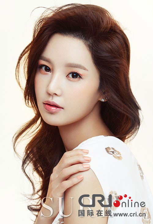 <em>韩国女艺人</em>南圭丽拍时尚杂志写真 明眸善睐端