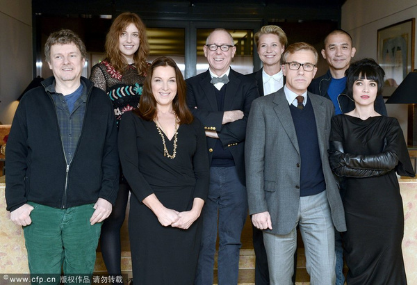 第64届柏林电影节众评委合影 梁朝伟微笑现身