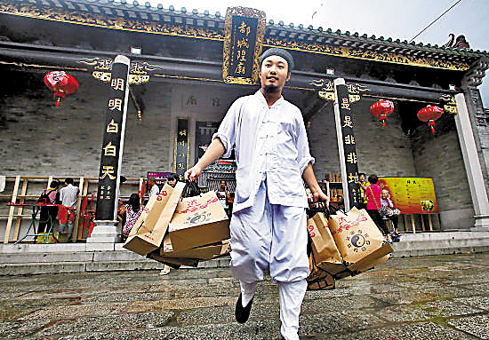 　　▲广州城隍庙在城隍诞派长寿面 郑迅 摄