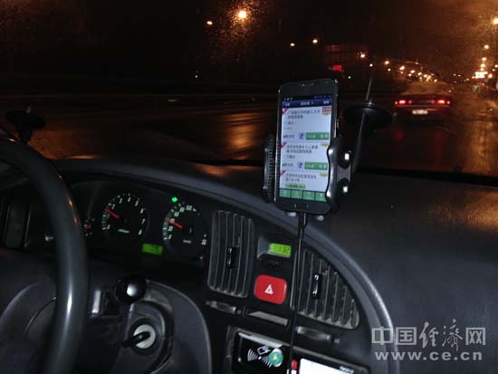 出租车司机武师傅车内的打车软件设备不断发出提示(中国经济网 邓浩