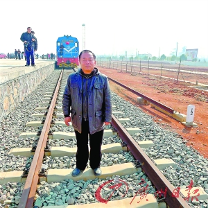 叶日民在余干线通车仪式上。