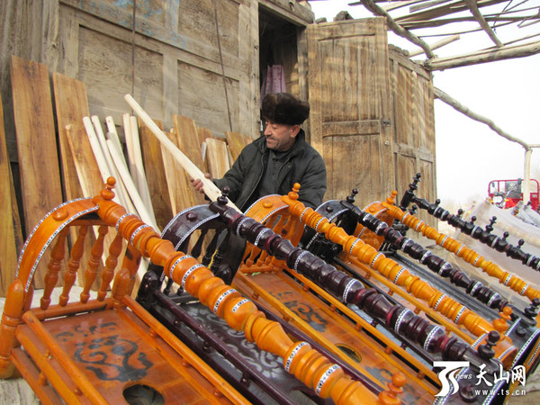新疆阿图什一木匠制作摇篮 年收入10万元|爸爸