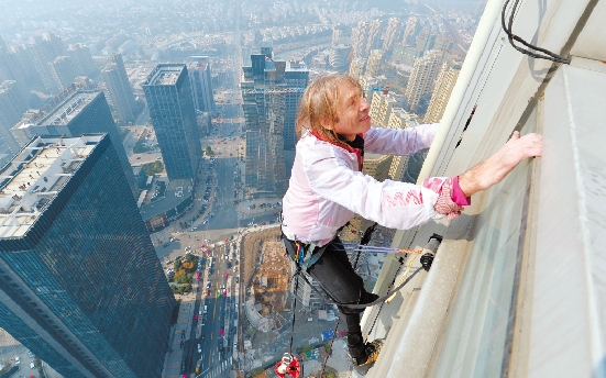 用生命挑战城市"峭壁" 世界"蜘蛛人"攀爬大事记|摩天大楼|大厦_凤凰资讯