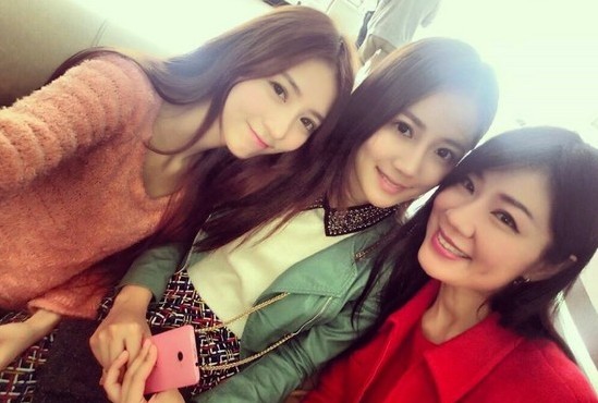 萱和妈俏脸像姐妹 被封最正母女档|<em>姐姐|妹妹</em>_