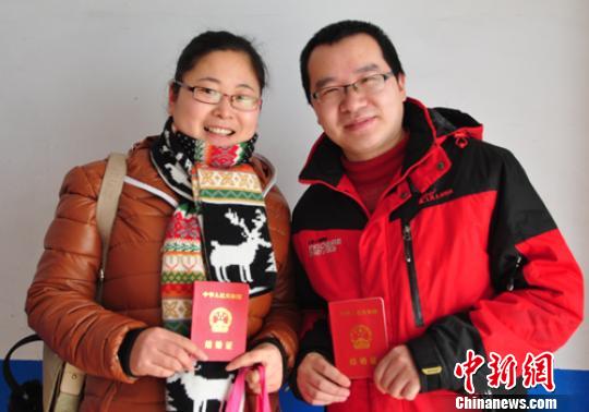 双节合璧情侣扎堆登记 老年人赶时髦补办结婚
