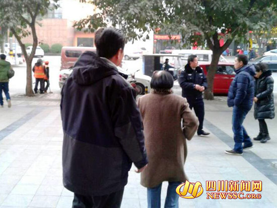 元宵情人节 成都七旬老人民政局补办结婚证|