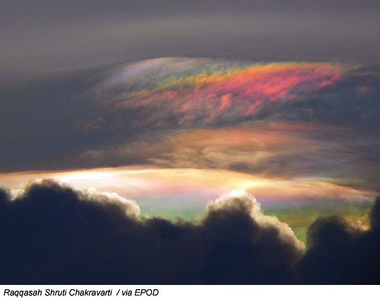 印度业余摄影师拍摄到罕见彩虹云 网友热议|