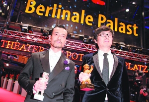 　　《白日焰火》昨在柏林电影节上摘下最佳影片和最佳男演员两项大奖。图为该片导演刁亦男（右）和男主角廖凡。
