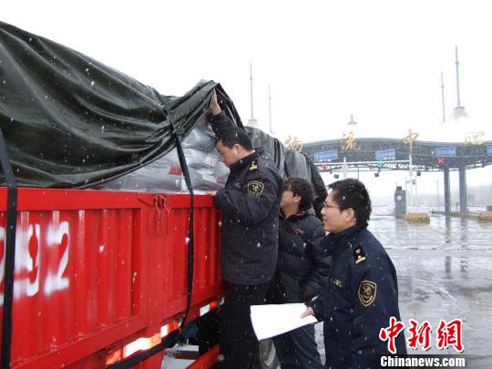 南京海关启动应急响应机制 雨雪未挡通关路|