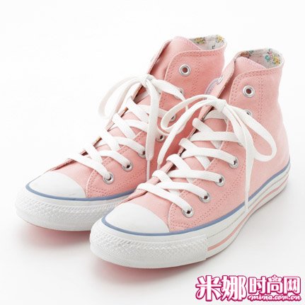 甜美的粉色运动鞋