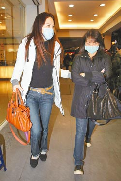 金友庄（左）和高凌风大女儿葛晓卉昨一同离开高凌风灵堂 图片来源：台湾“中国时报”