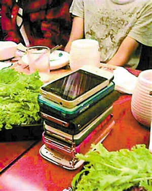 吃饭玩手机 家庭氛围差|营养不良|孩子