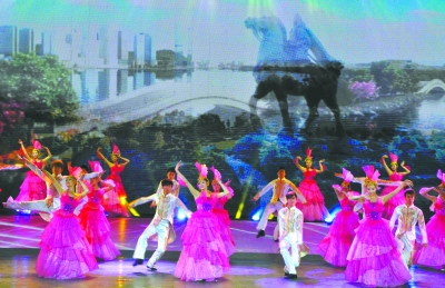 开幕式演出上，泉州艺术家带来舞蹈节目。卓天然 摄