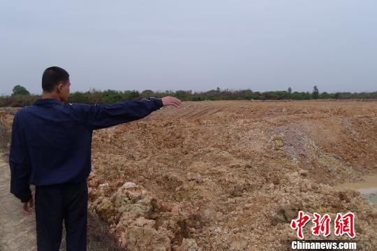 广东博罗县一农田承包者以挖鱼塘为名偷采瓷土被查