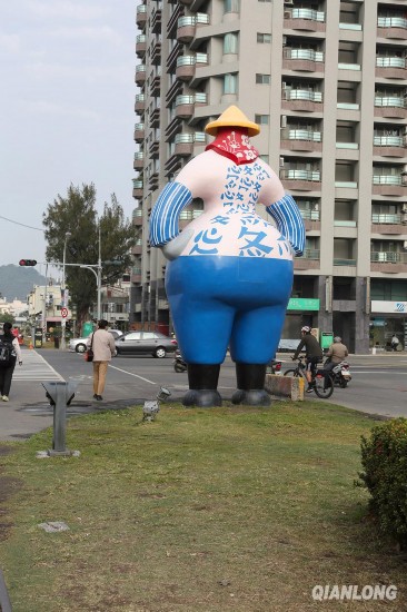 　　台湾高雄街景，图为位于路边的雕塑造型。