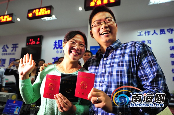 海南结婚证生育证今起同时发 只需签名摁手印