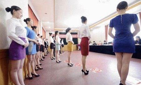 济南高姐招录现场女生穿短裙下蹲测协调性