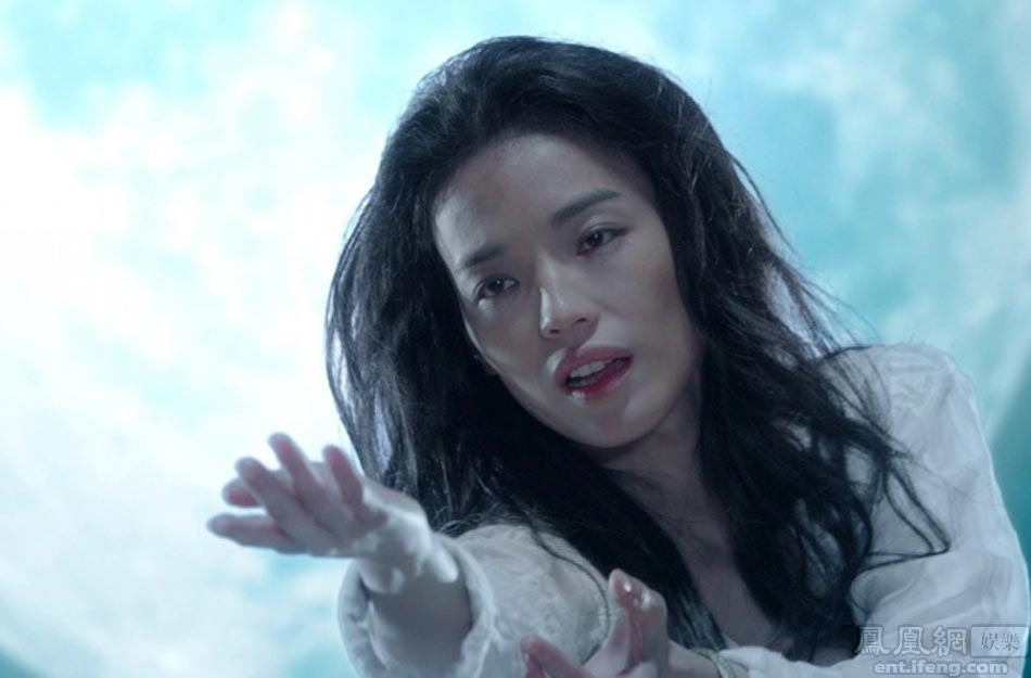 超级魔幻喜剧大片《西游》今日曝光影片主题曲MV,女主角舒淇变身白衣仙子在月光下重新演绎了周星驰电影中的经典歌曲《一生所爱》。这部星爷历时四年打造的魔幻喜剧超级大片,除了对名著《西游记》的重构和经典周星驰风格的再现江湖,其中生死相许的爱情也延续了周星驰电影的一贯风格。图为舒淇。