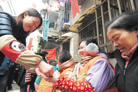 用行动续写雷锋日记|党员|志愿者_凤凰资讯