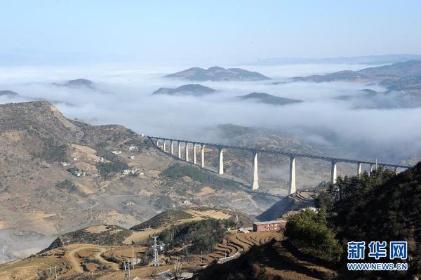 这是3月3日在贵州省威宁县观风海镇出现的平流雾景观.