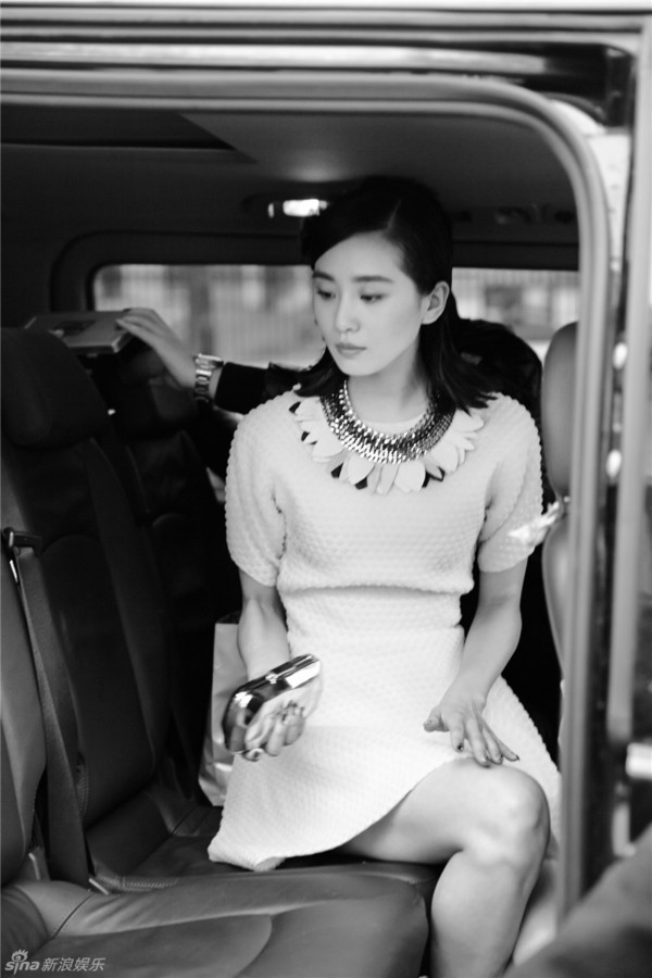 刘诗诗亮相巴黎时装周 风格百变简约素雅(高清