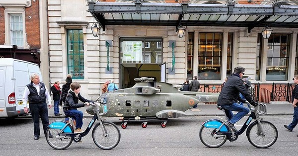 007电影道具走上伦敦街头 展品包括直升机和古
