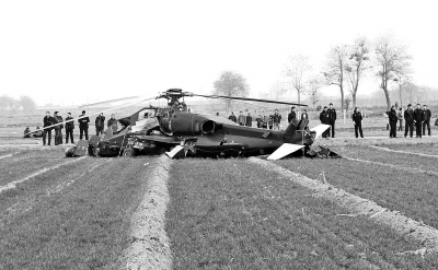 一军用直升机坠落陕西麦田|飞机|飞行员_凤凰资讯