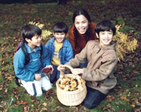 韦唯与三个儿子