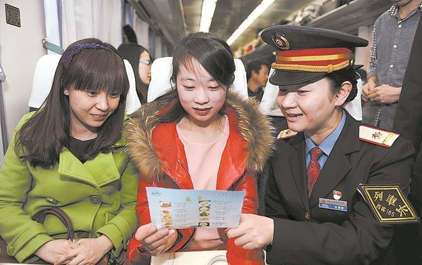 T42次列车列车长正在向旅客介绍点送餐服务|服