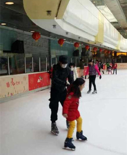 前女友指责汪峰忙恋爱 要求见女儿半年未果|汪