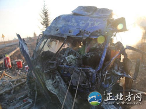 车祸现场一箱式货车前身严重变形 高清图片