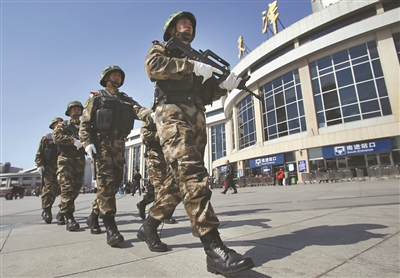 津武警反恐官兵进火车站巡逻 保障市民乘客安