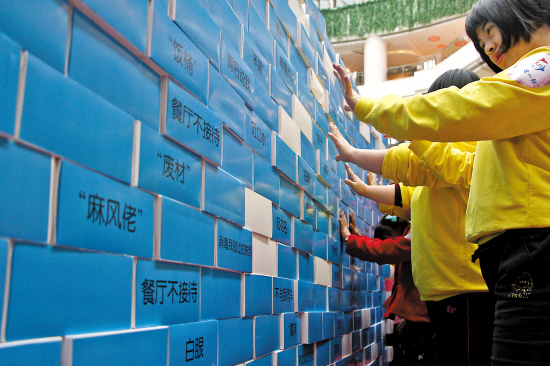 来!其实“我们都一样”一起推倒“偏见墙”|公益|豆豆_凤凰资讯