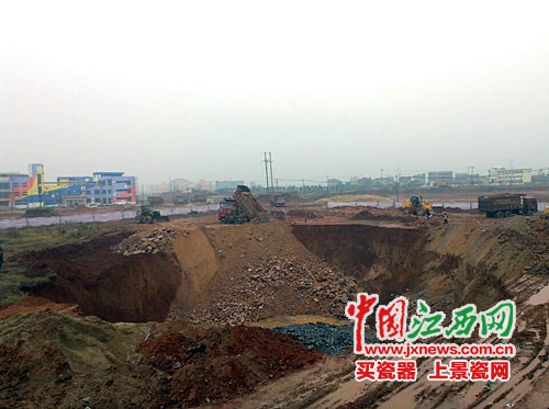 高清图—江西丰城曲江镇规划三期建筑工地出现1800平米巨坑