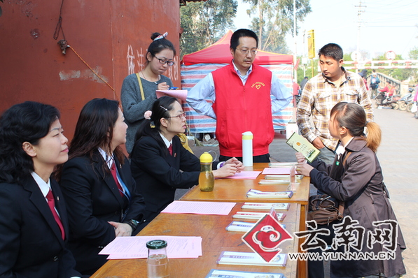 昆明官渡区法院送法律进社区 耐心解答赡养、