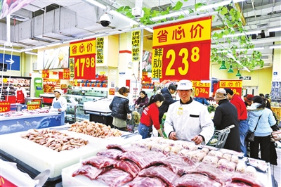面对电商的挑战,生鲜食品成为超市促销的主打产品。 供图/CFP