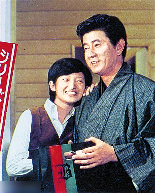 娱乐 仲间由纪惠在《极道鲜师》里是宇津井健的外孙女