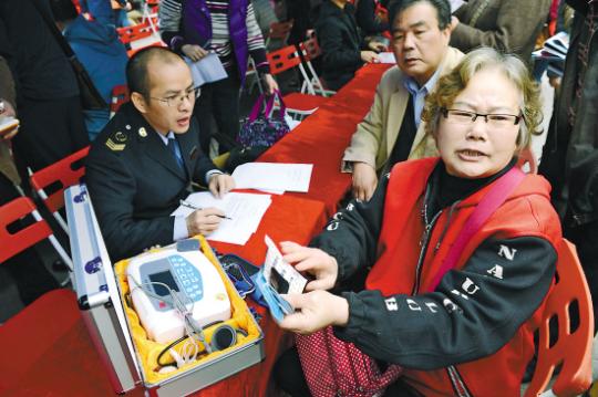 这位女士买来的治疗仪毫无作用 羊城晚报记者 林桂炎 摄