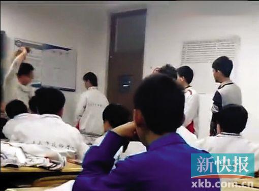 老师持扫帚暴打学生 让学生排队挨打