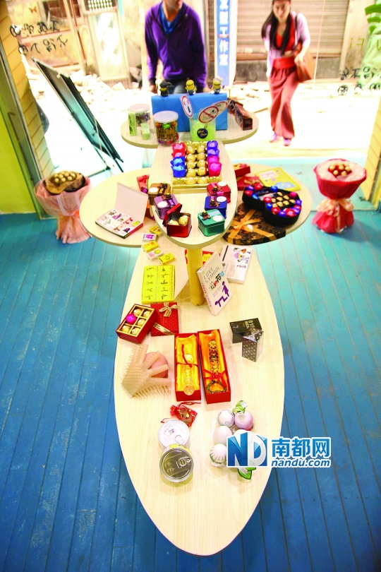 性感哥大学城卖情趣用品睡衣情趣学生美女图片图片