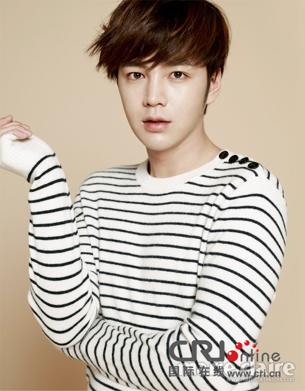 <em>张根硕</em>最新写真曝光 <em>发型</em>乖巧眼神真挚令人眼