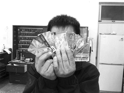 王先生展示他女儿的13张信用卡