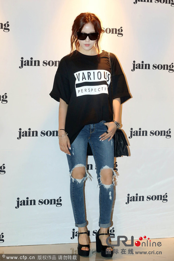 姜敏京穿潮装出席首尔时装周 吴妍书露性感半